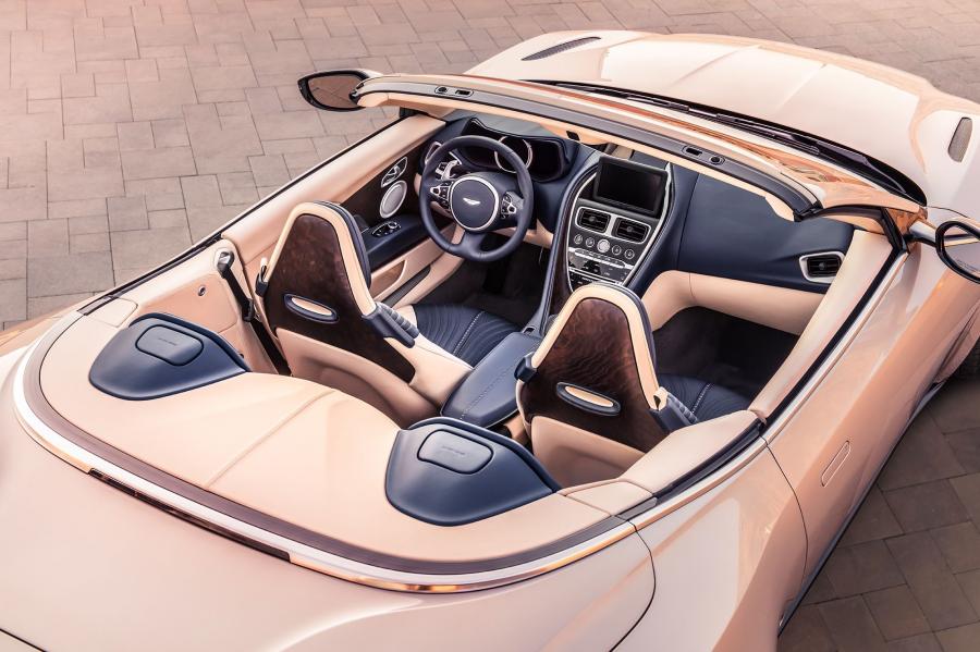 Панель приборов Aston Martin DB11 V8 Volante 2018 года  (WW) (фото 11 из 54)